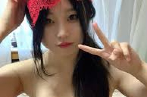 曝叶祖新恋情！带美女与友人聚餐拍打女友臀部很亲密早已同居